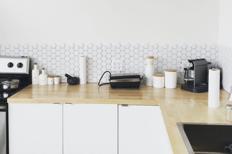 Кухня минималиста: современный “пряничный домик”