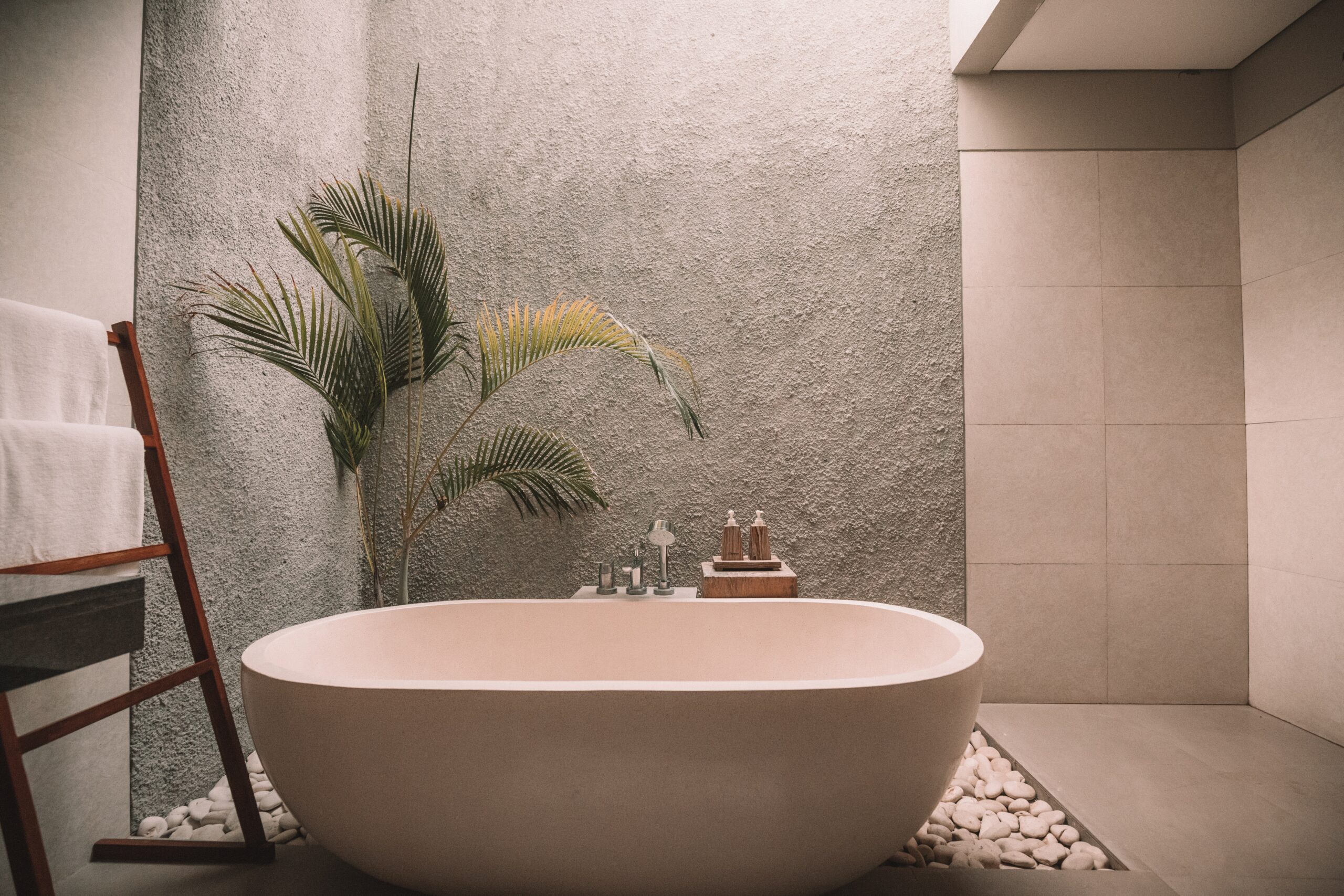 Уютный минимализм в доме: 4 секрета лёгкости ванной комнаты / Интерьер ванной комнаты / Cersanit